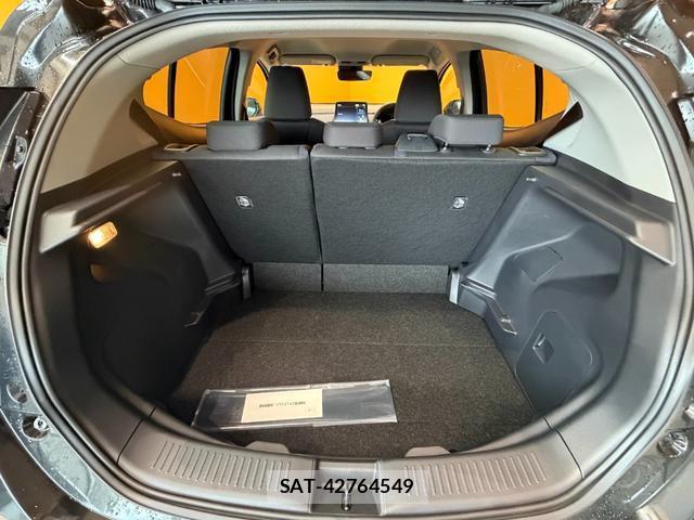 Toyota AQUA 2025-04 8221308-9