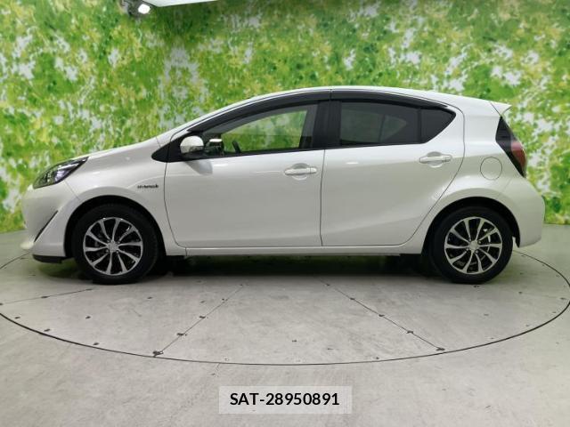 Toyota AQUA 2018-10 8221672-1