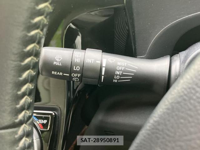 Toyota AQUA 2018-10 8221672-17