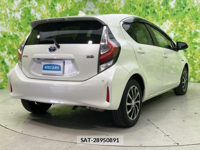 Toyota AQUA 2018-10 8221672-2