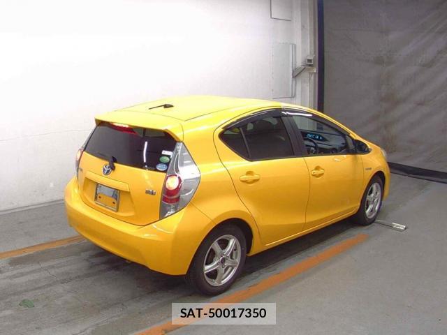 Toyota AQUA 2014-01 8221680-1