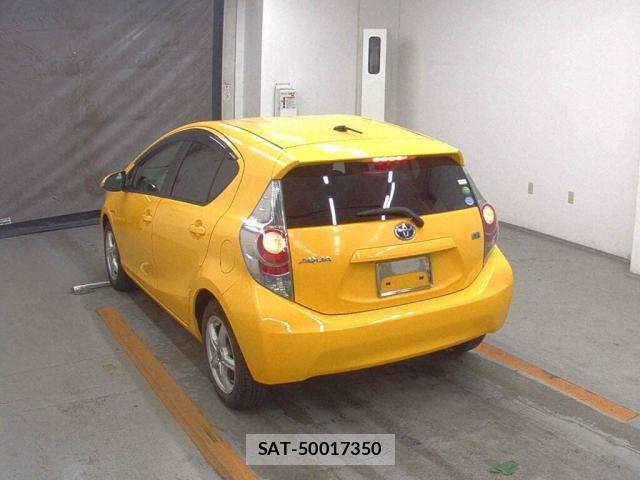 Toyota AQUA 2014-01 8221680-4