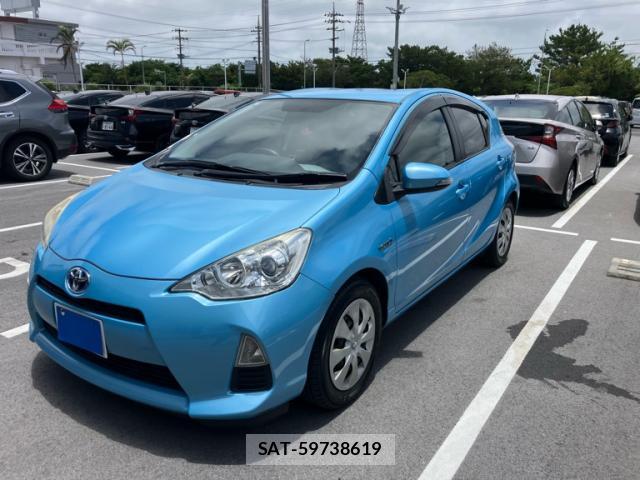 Toyota AQUA 2013-06 8221688-0