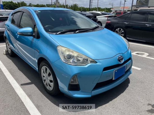 Toyota AQUA 2013-06 8221688-1