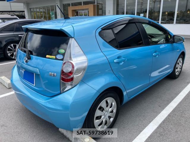 Toyota AQUA 2013-06 8221688-2