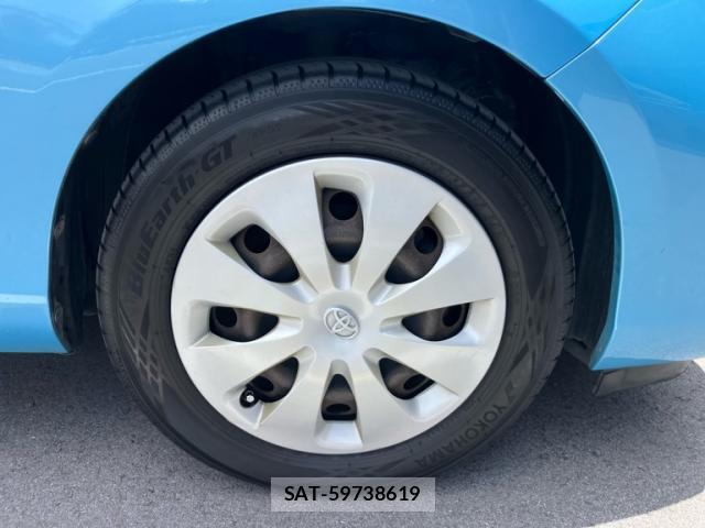 Toyota AQUA 2013-06 8221688-3