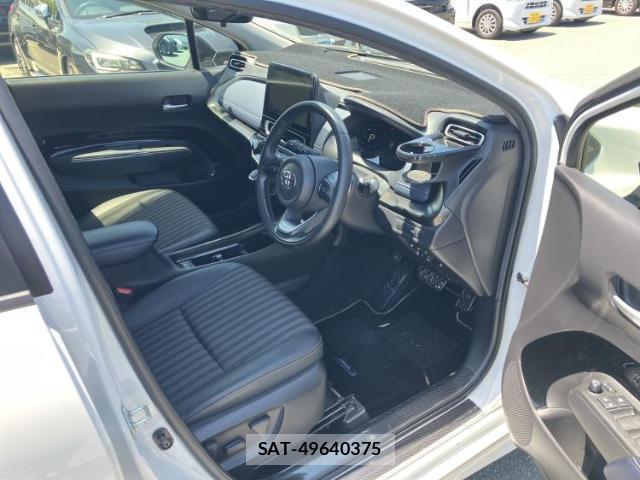 Toyota AQUA 2021-09 8221762-3
