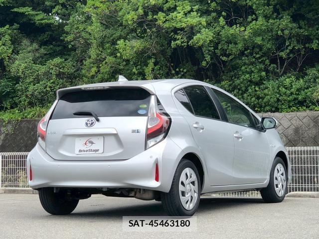 Toyota AQUA 2019-07 8221826-3