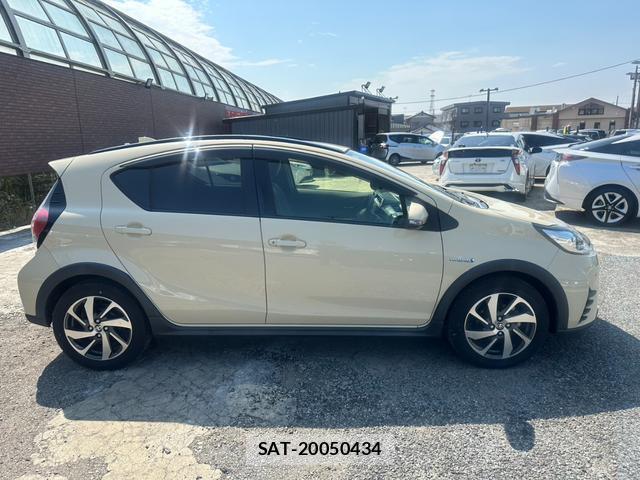 Toyota AQUA 2019-04 8221947-15