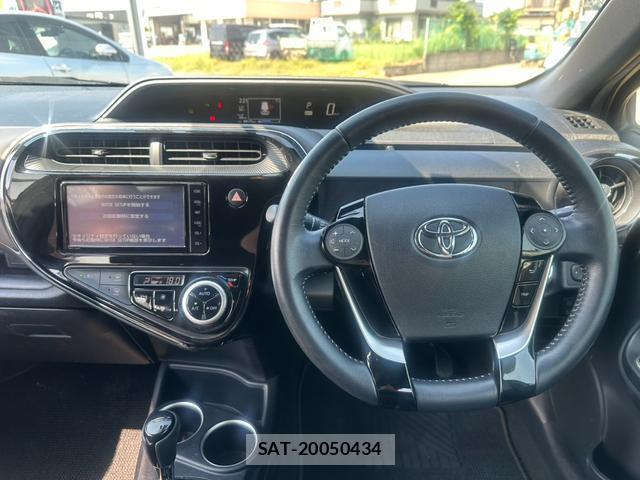 Toyota AQUA 2019-04 8221947-2