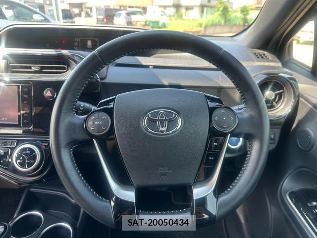 Toyota AQUA 2019-04 8221947-3