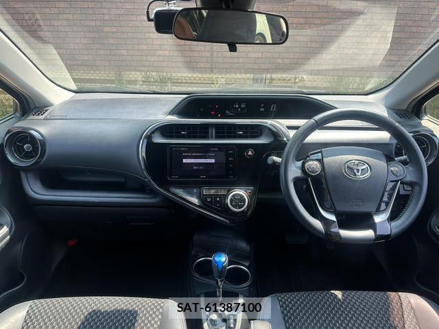 Toyota AQUA 2018-07 8221948-1