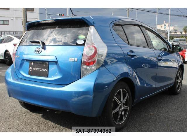 Toyota AQUA 2012-04 8222152-1