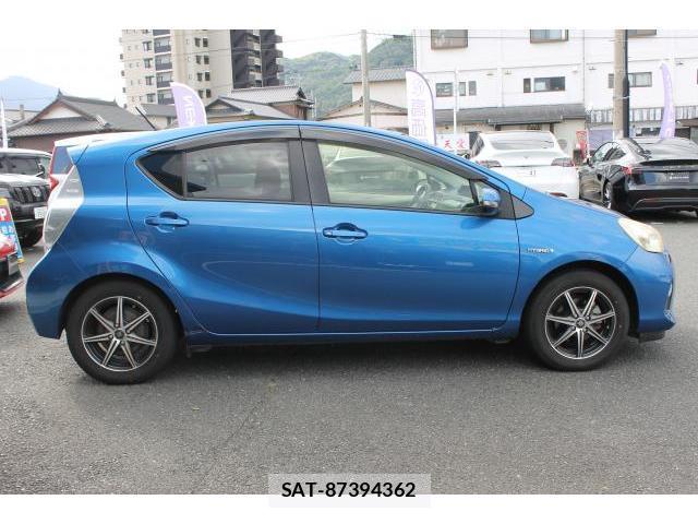 Toyota AQUA 2012-04 8222152-12