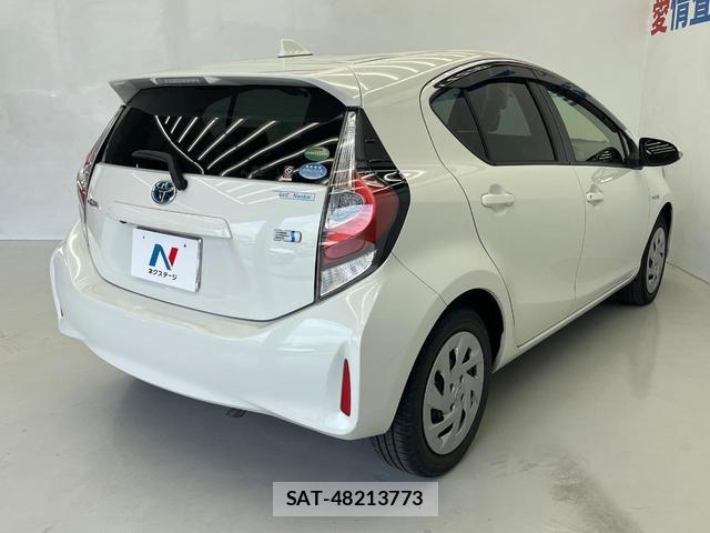 Toyota AQUA 2018-01 8222319-14