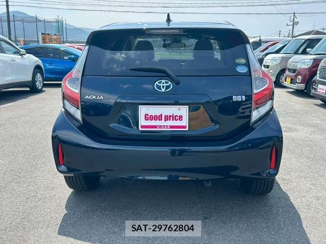 Toyota AQUA 2018-02 8222646-1