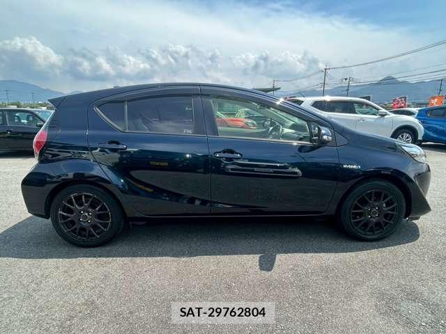 Toyota AQUA 2018-02 8222646-3