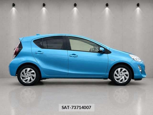 Toyota AQUA 2015-02 8222765-1