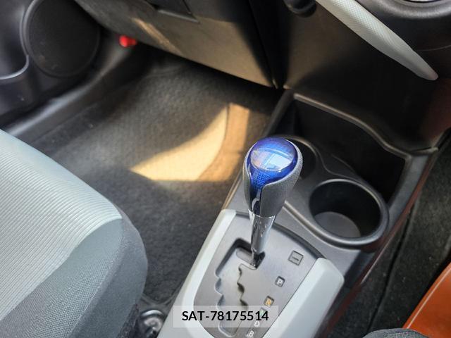 Toyota AQUA 2014-01 8222906-13