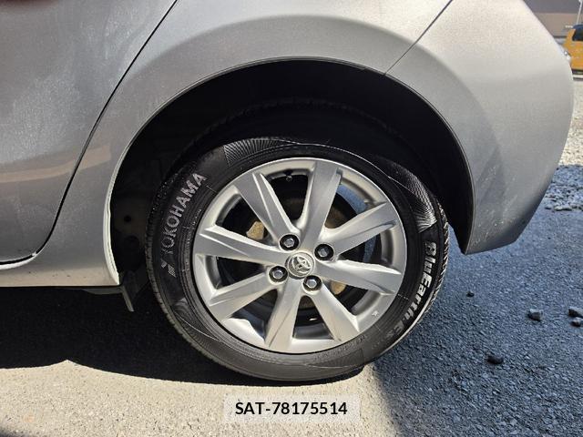 Toyota AQUA 2014-01 8222906-17