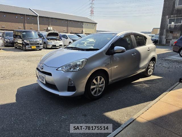 Toyota AQUA 2014-01 8222906-4