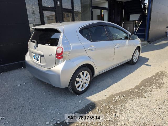 Toyota AQUA 2014-01 8222906-6