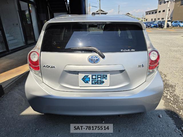 Toyota AQUA 2014-01 8222906-7