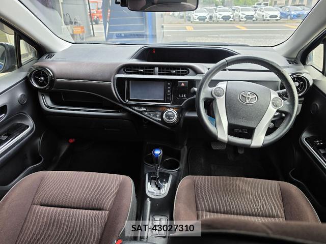 Toyota AQUA 2015-06 8222907-1