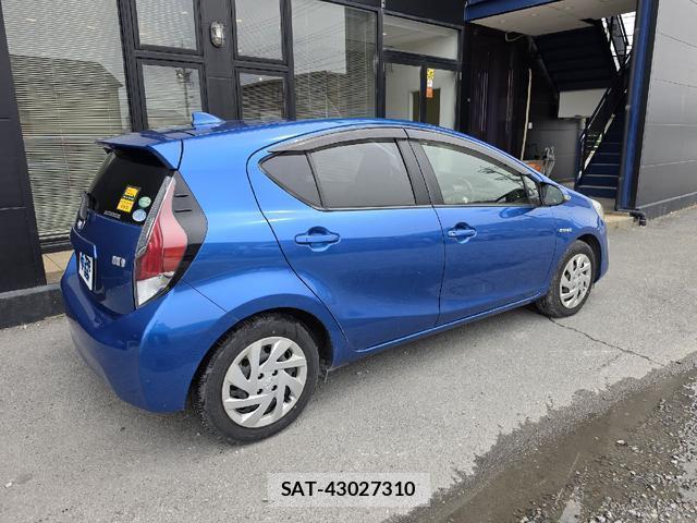 Toyota AQUA 2015-06 8222907-6