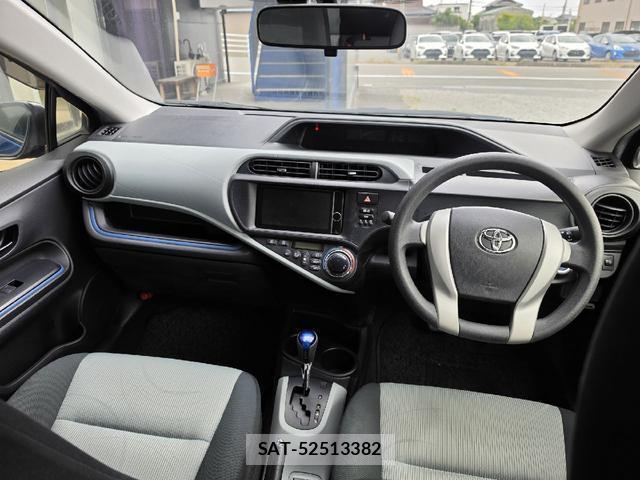 Toyota AQUA 2013-08 8222908-1