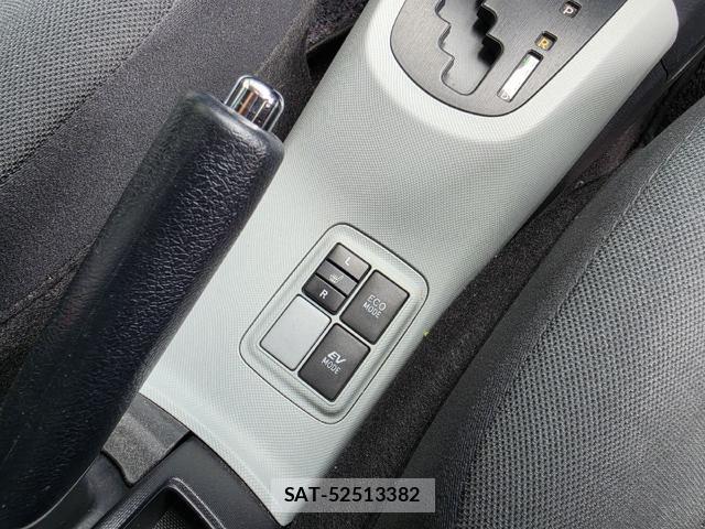 Toyota AQUA 2013-08 8222908-11