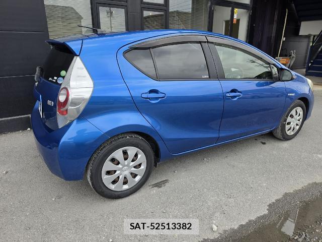 Toyota AQUA 2013-08 8222908-6