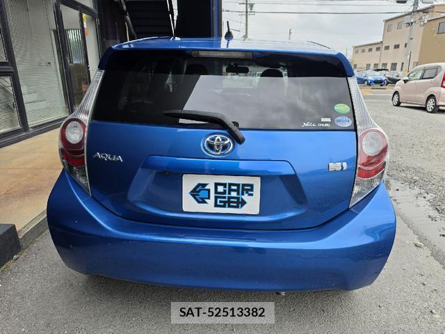 Toyota AQUA 2013-08 8222908-7