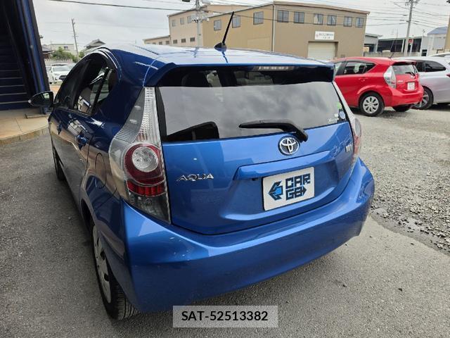 Toyota AQUA 2013-08 8222908-9