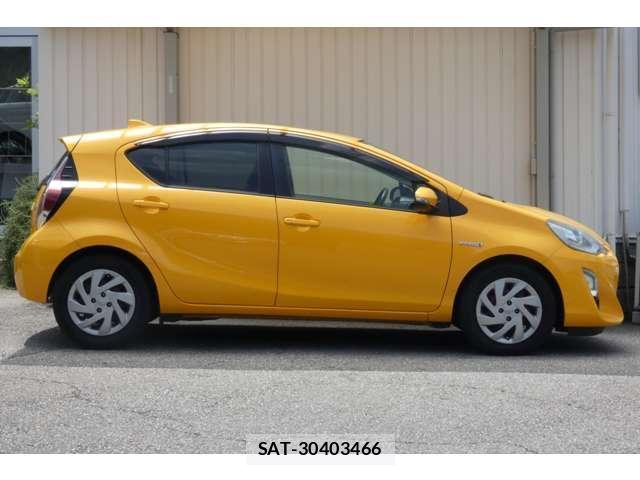 Toyota AQUA 2015-07 8223241-3