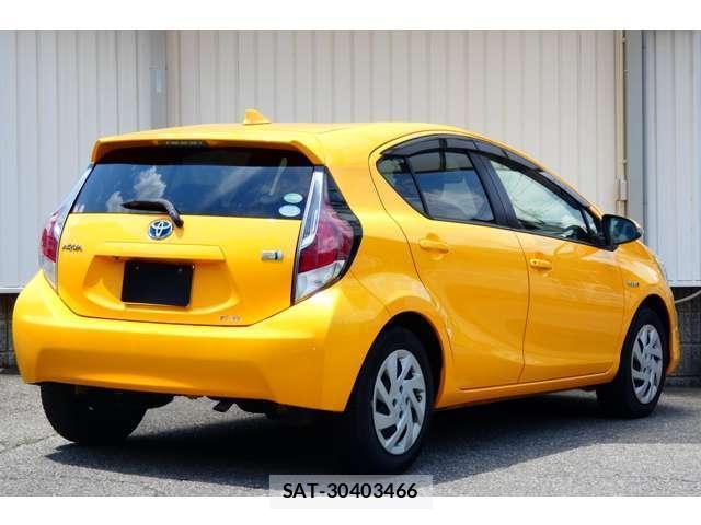 Toyota AQUA 2015-07 8223241-4