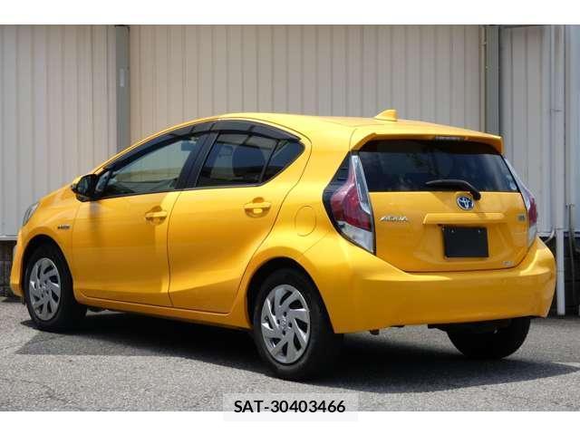Toyota AQUA 2015-07 8223241-6