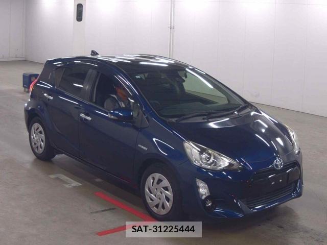 Toyota AQUA 2017-05 8223366-0