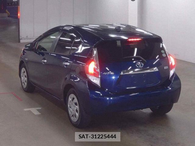 Toyota AQUA 2017-05 8223366-1