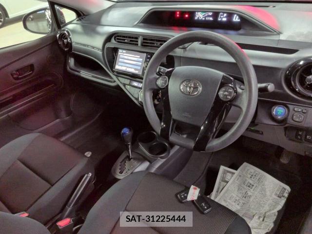 Toyota AQUA 2017-05 8223366-2