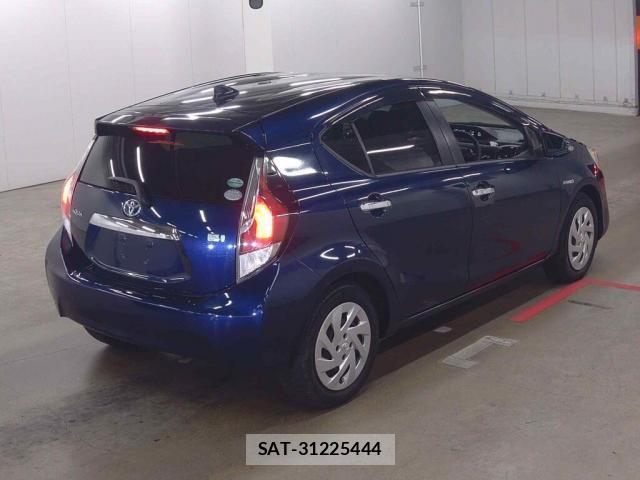 Toyota AQUA 2017-05 8223366-4