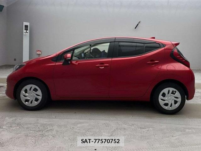 Toyota AQUA 2021-09 8223475-6