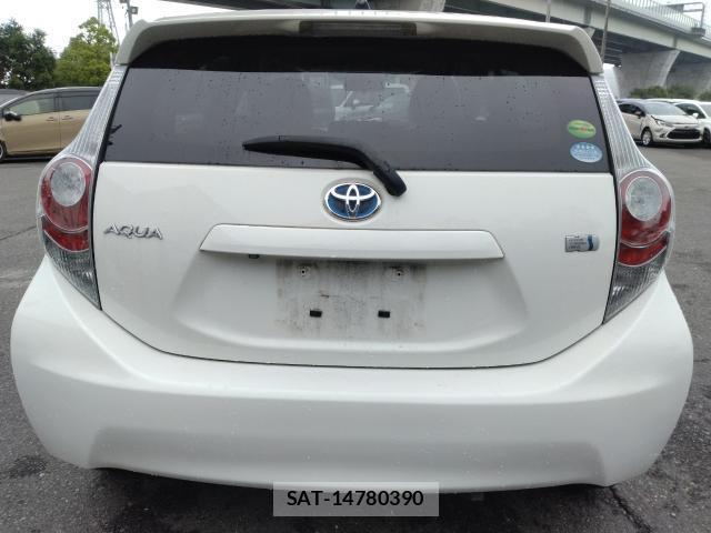 Toyota AQUA 2013-09 8224046-1