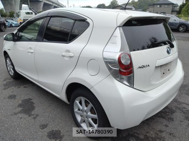 Toyota AQUA 2013-09 8224046-10