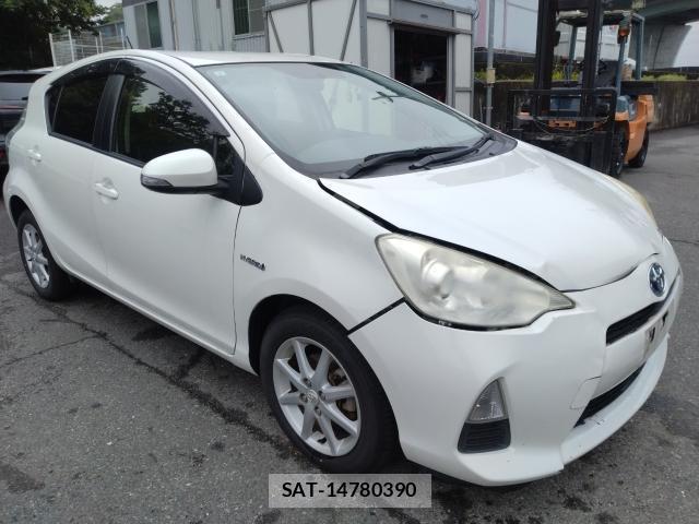Toyota AQUA 2013-09 8224046-7