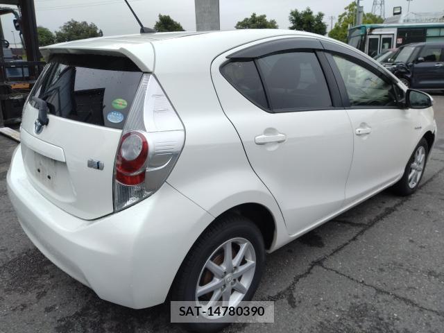 Toyota AQUA 2013-09 8224046-9