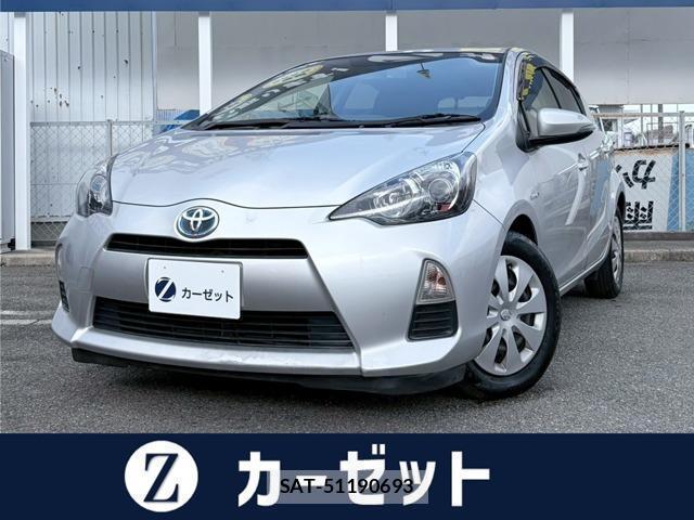 Toyota AQUA 2013-03 8224318-0