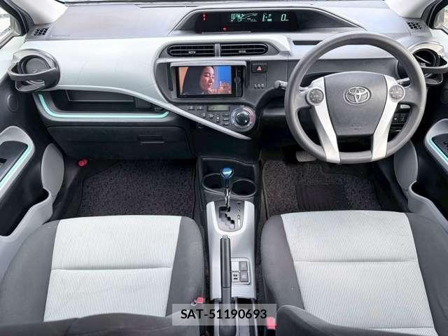 Toyota AQUA 2013-03 8224318-1