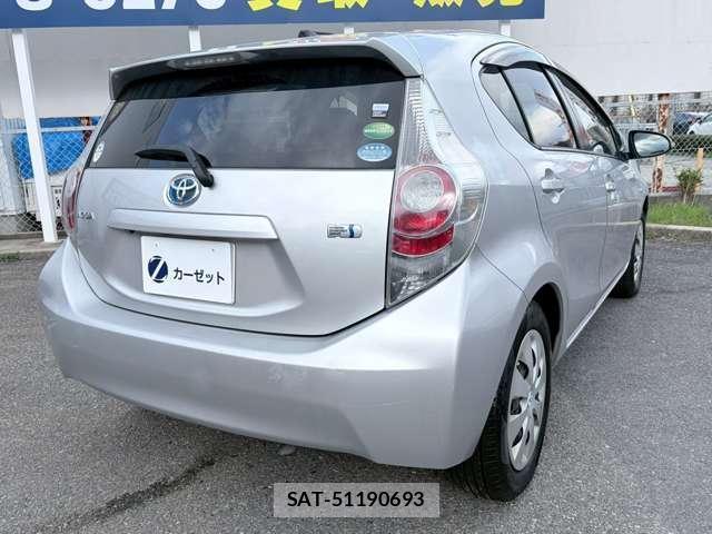 Toyota AQUA 2013-03 8224318-10