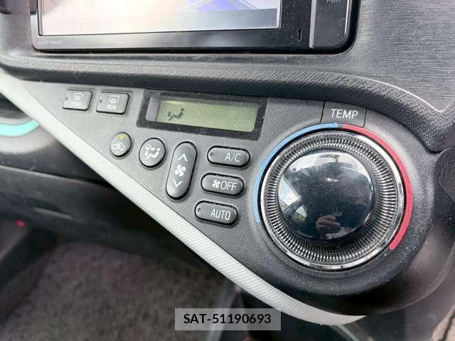 Toyota AQUA 2013-03 8224318-17
